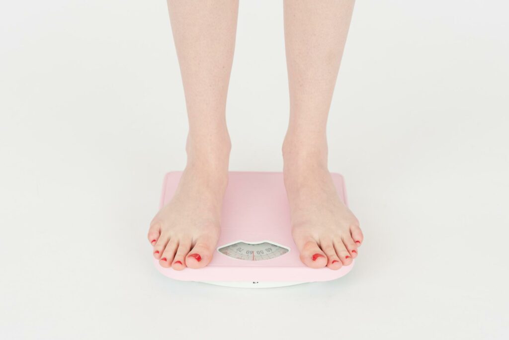 losing weight with metabolic syndrome
, a girl checking the her weight
